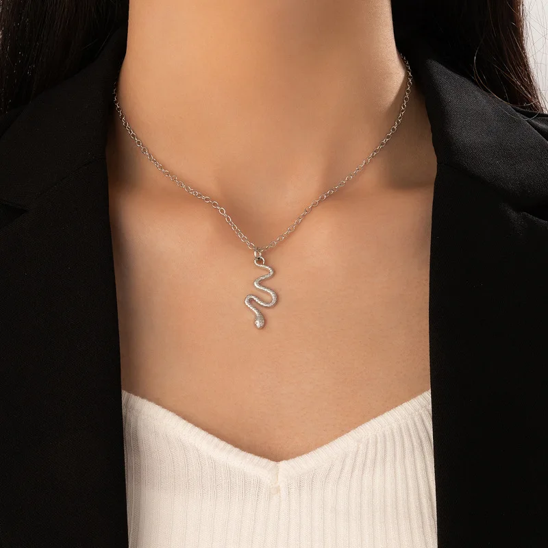 

New 2022 Serpentine Chain Single Layer Necklace Irregular Animal Choker
