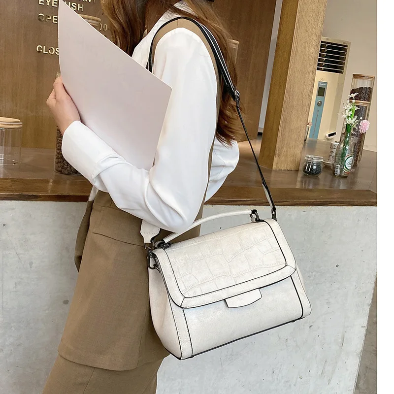 

Сумка из натуральной кожи с узором под кожу крокодила