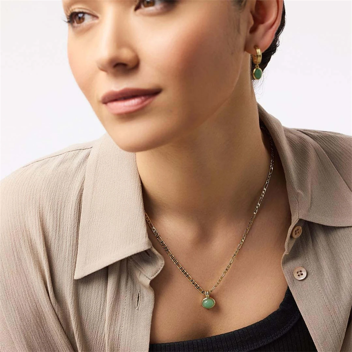 Простое зеленое ожерелье из натурального камня с цепочкой Фигаро покрытием