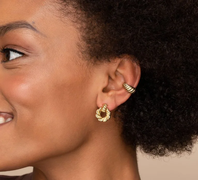 

Fashionable niche designer style personality OL style net red gold small circle earrings stainless steel women's earrings