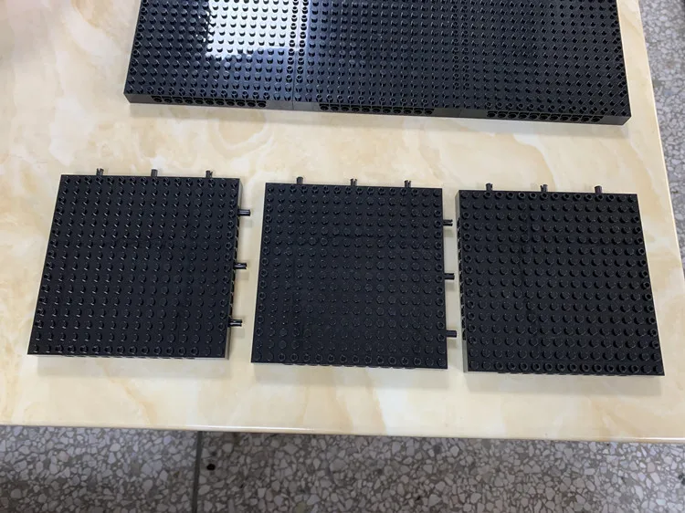 Базовая пластина из мелких частиц может быть соединена с мозаикой 16*16 точек