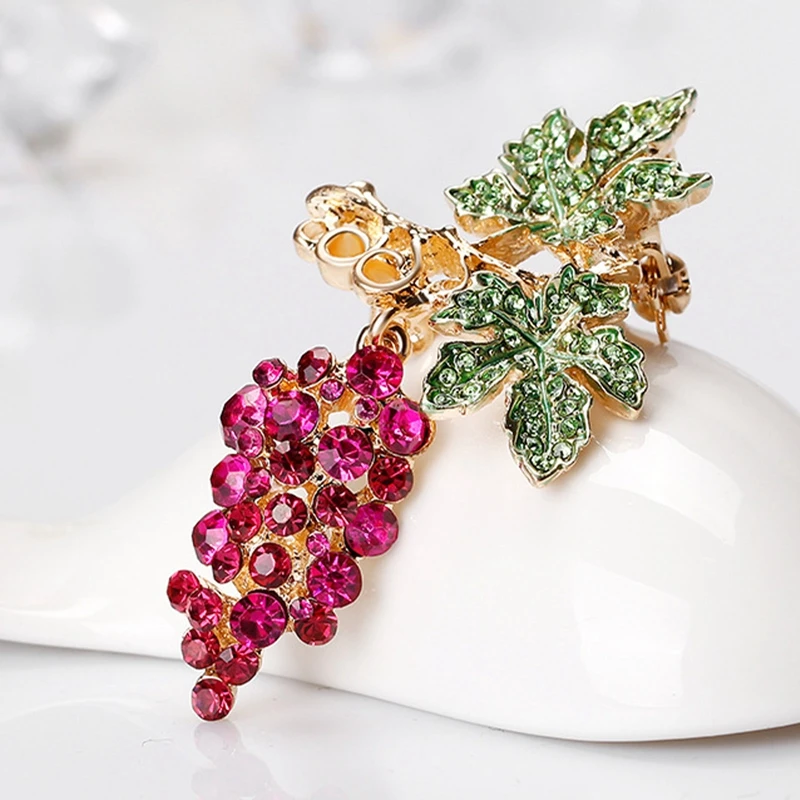 Женская брошь в форме винограда, с зелеными кристаллами