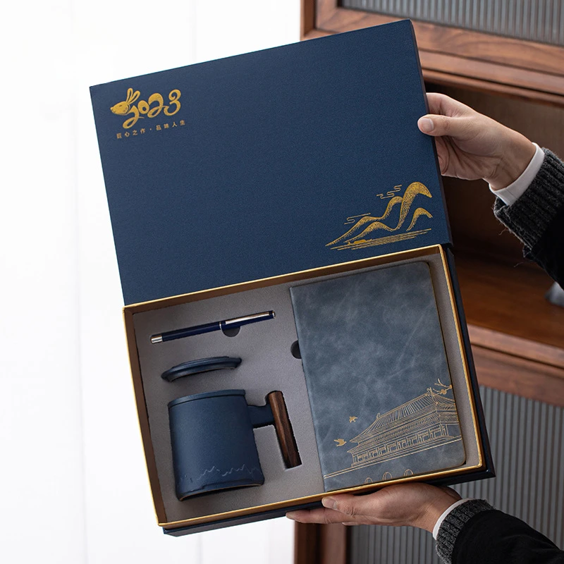 

The company's annual meeting office business gifts suit sent employees practical high-end customer meetings