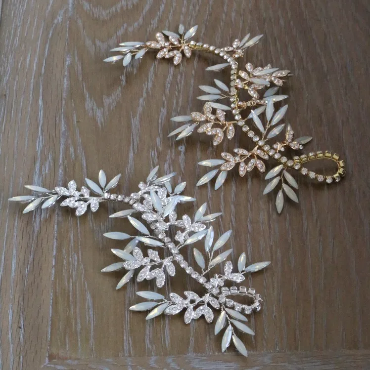 Изящное женское украшение для волос "Золотой цветок с серебряными кристаллами" ручной работы для свадебных и вечерних аксессуаров.