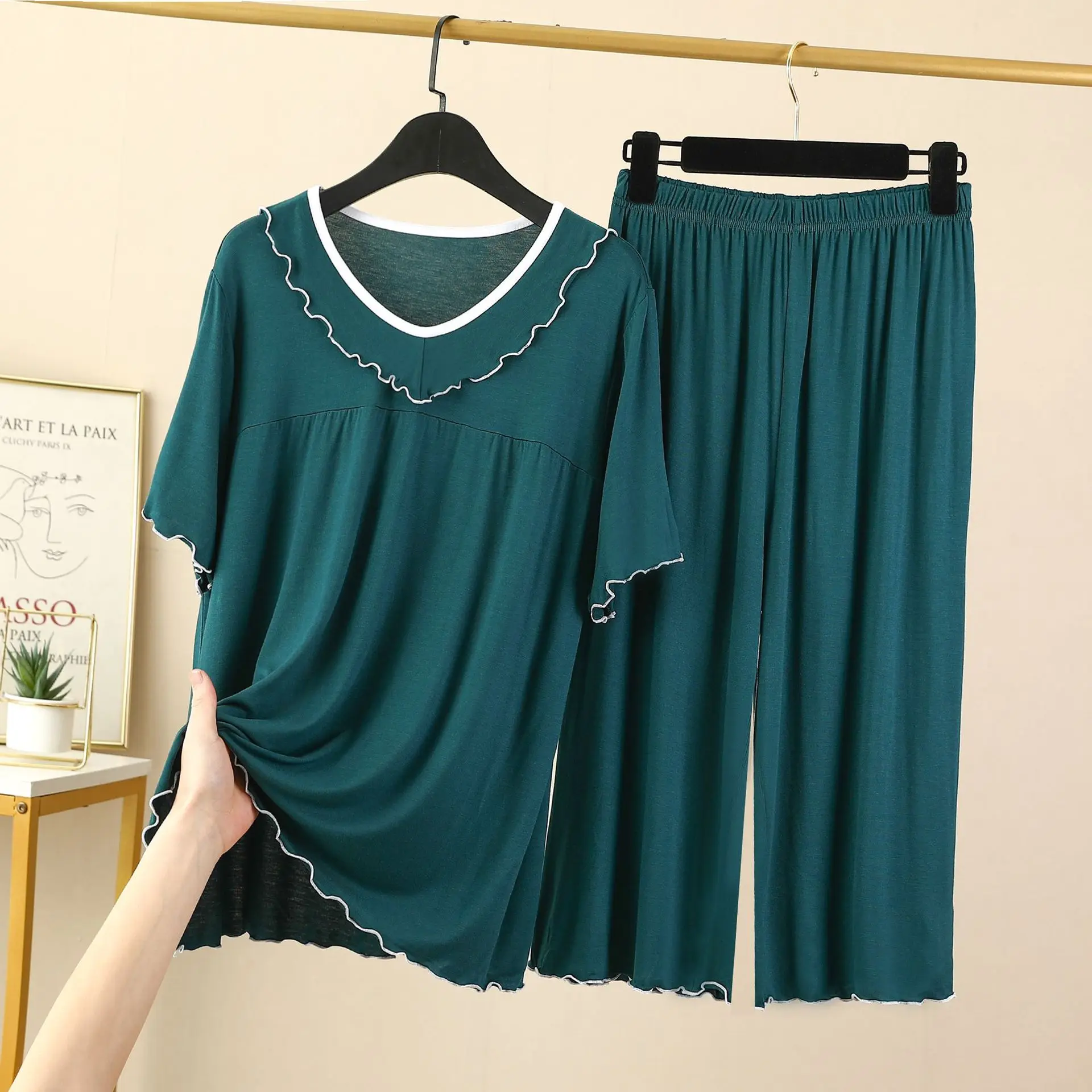 Пижамный комплект женский с V-образным вырезом из брюк-капри коротким рукавом