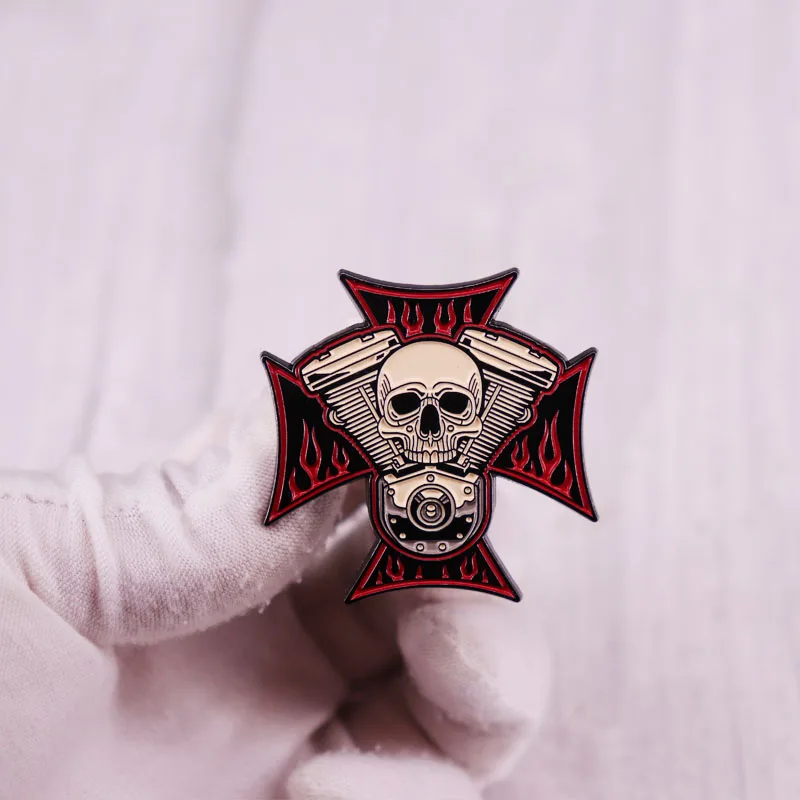Деталь двигателя металлическая эмалированная булавка в виде черепа для