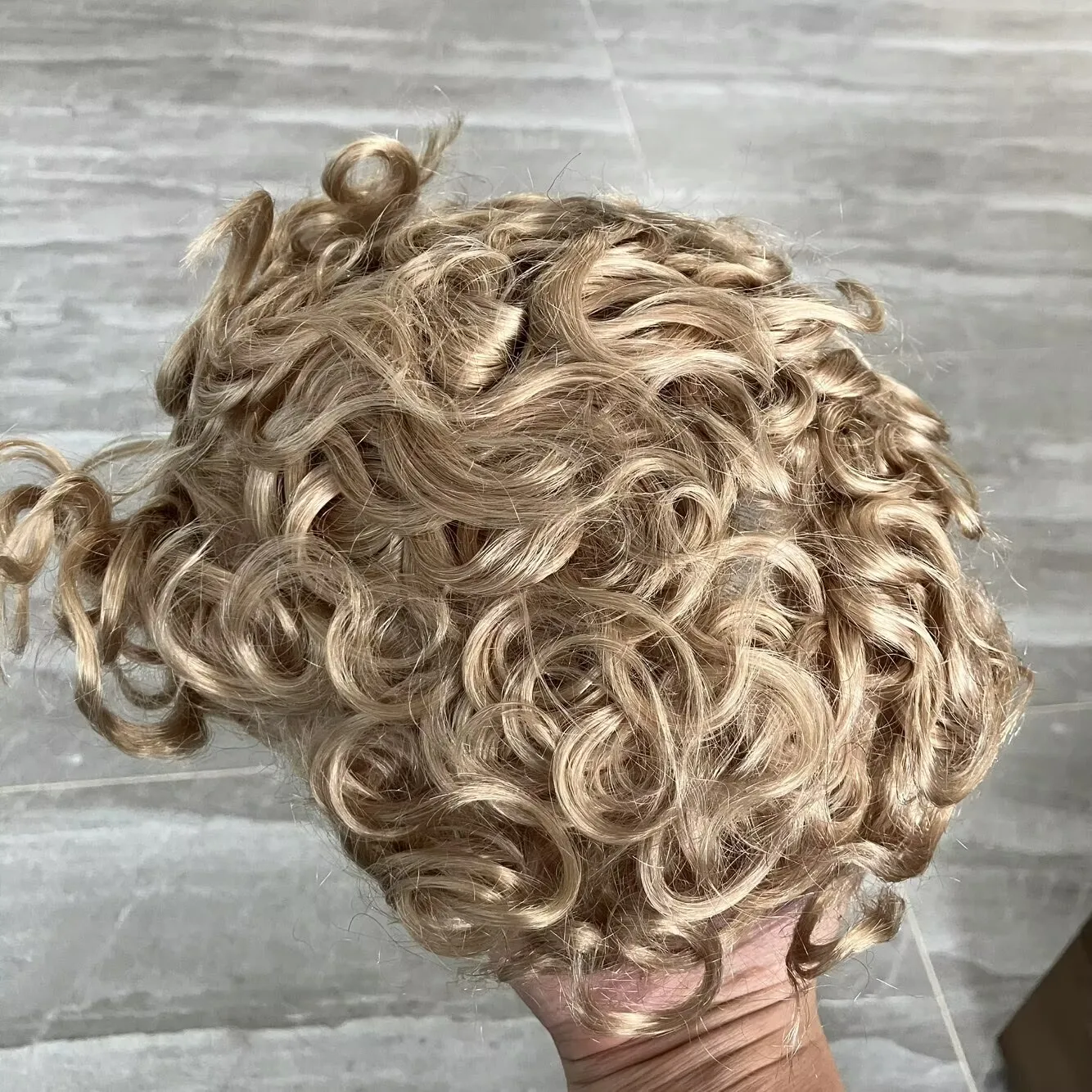 Фото Мужской парик с кружевной передней частью 20 мм, модель Curly Q6, с полиуретановой основой, дышащая система замещения волос из натуральных волос # Накладные пряди для волос 22R с осветленными узлами №5