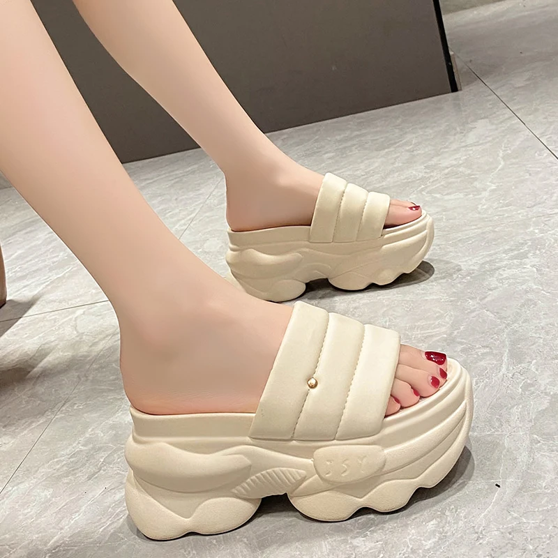 

Женские шлепанцы на плоской подошве, сланцы, модные мюли на платформе и каблуке, пляжные Роскошные Мягкие Летние повседневные Шлепанцы из искусственной кожи для отдыха, 2023