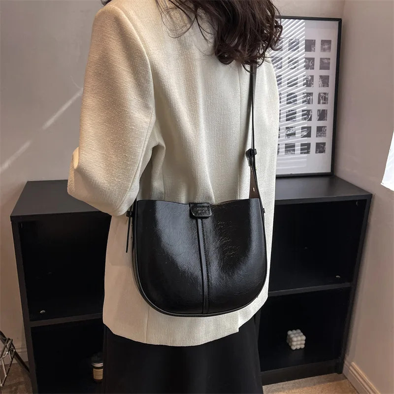 Textured Oil Wax Leather Retro Shoulder Bags Large Capacity Bucket Crossbody Bag for Women New Fashion Commuter Casual Satchel