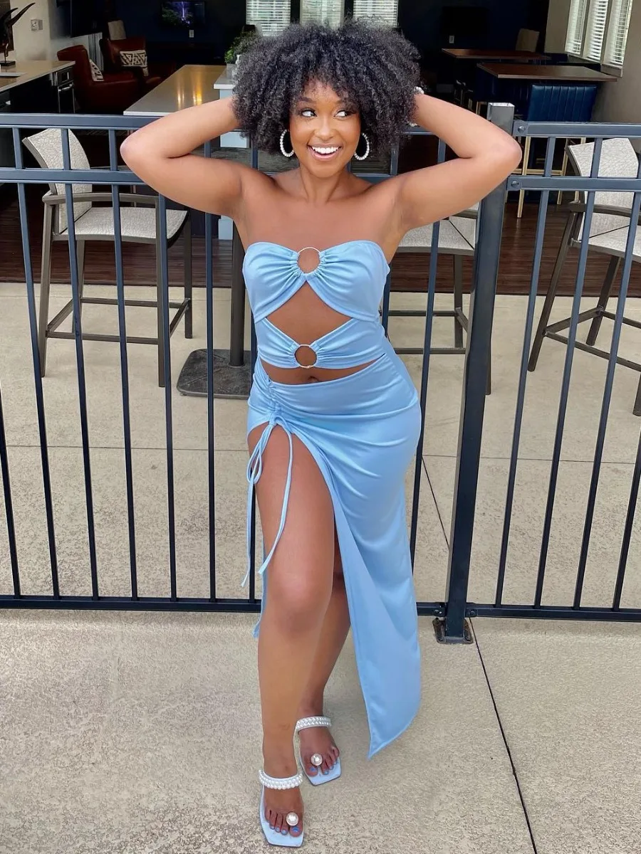 

Платье с рюшами и разрезом на бедре