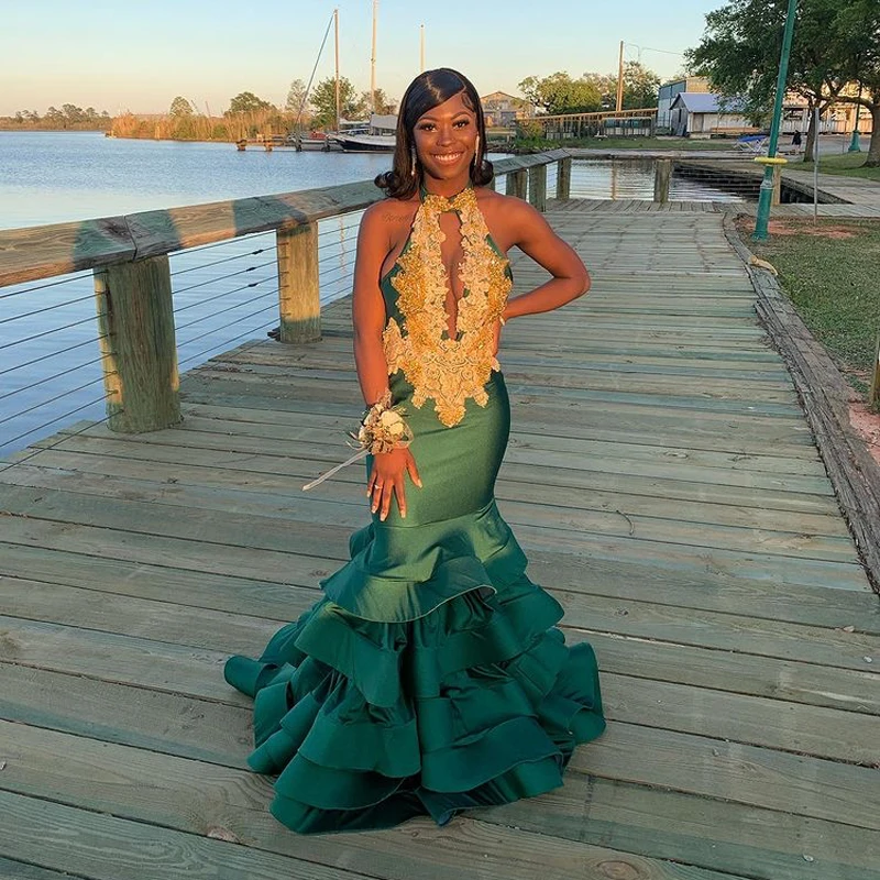 

Dark Green Halter Prom Dress Gold Lace Appliques Ruffles Bottom Graduation Dresses Backless Females Celebrity Gowns