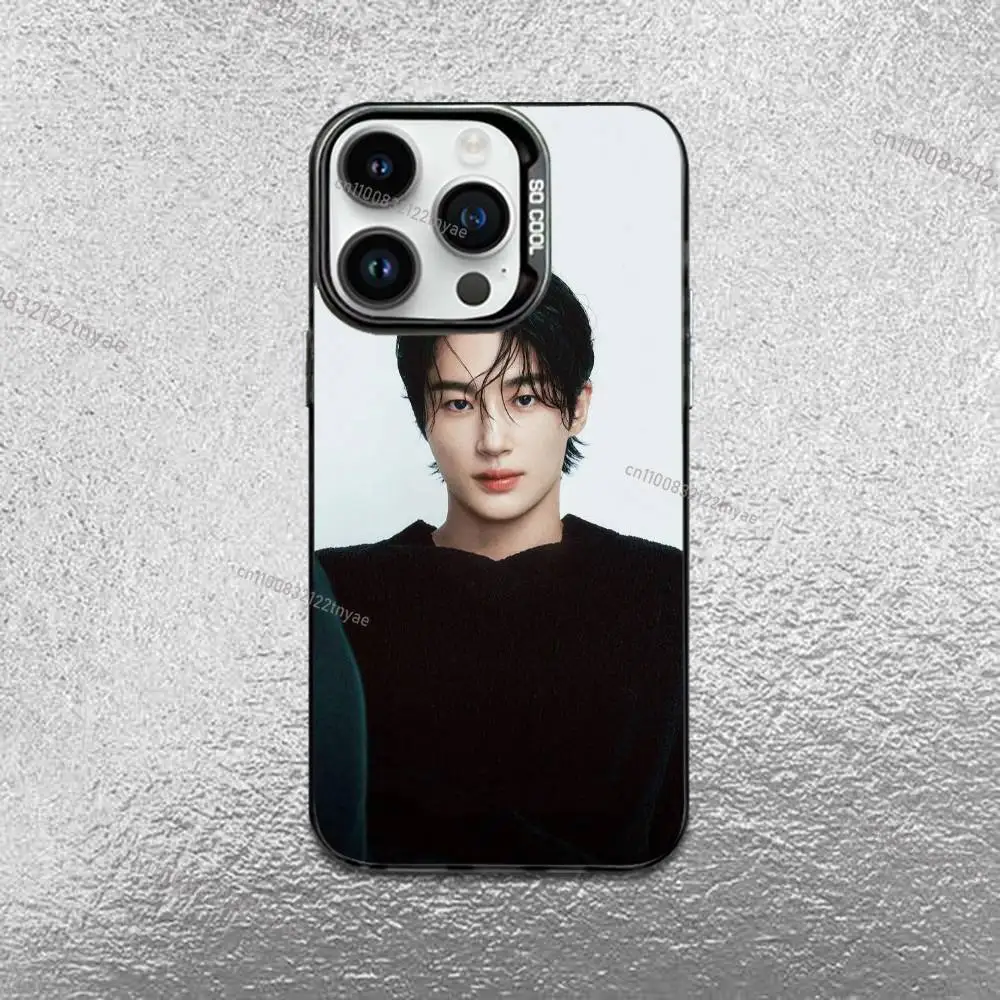 Фото Чехол B-byeon Wooseok для iPhone 17, 16, Pro, Max, e, 15, 14, Plus, 13, 12, Mini, 11, матовый, цветной, серебристый, люксовый №5
