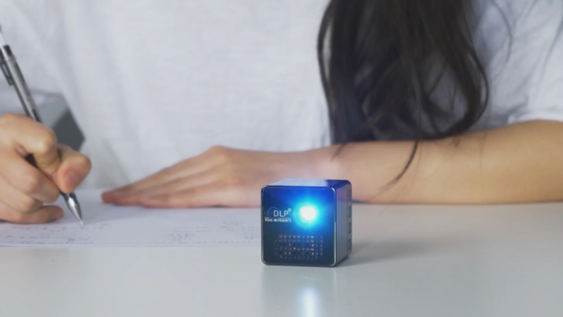 

UNIC factory supply full HD basic version smart portable home theater outdoor projector 1080p 4k lcd mini projectors