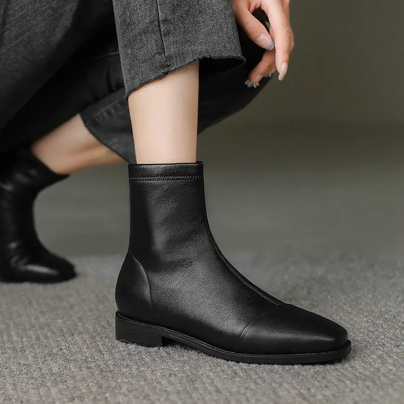 Однотонные черные ботинки цвета слоновой кости с круглым носком на низком