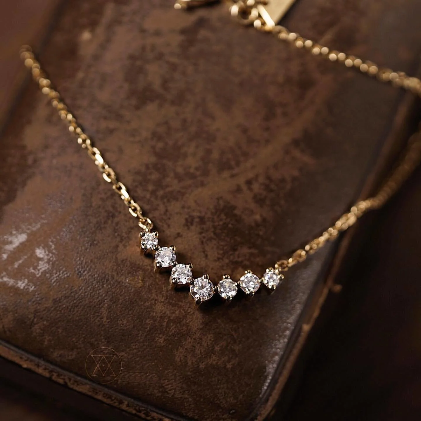 

Ins Simple Diamond Necklace Women Fashion Designer Arc Pendant Clavicle Chain Temperament choker Necklace Jewelry 2023