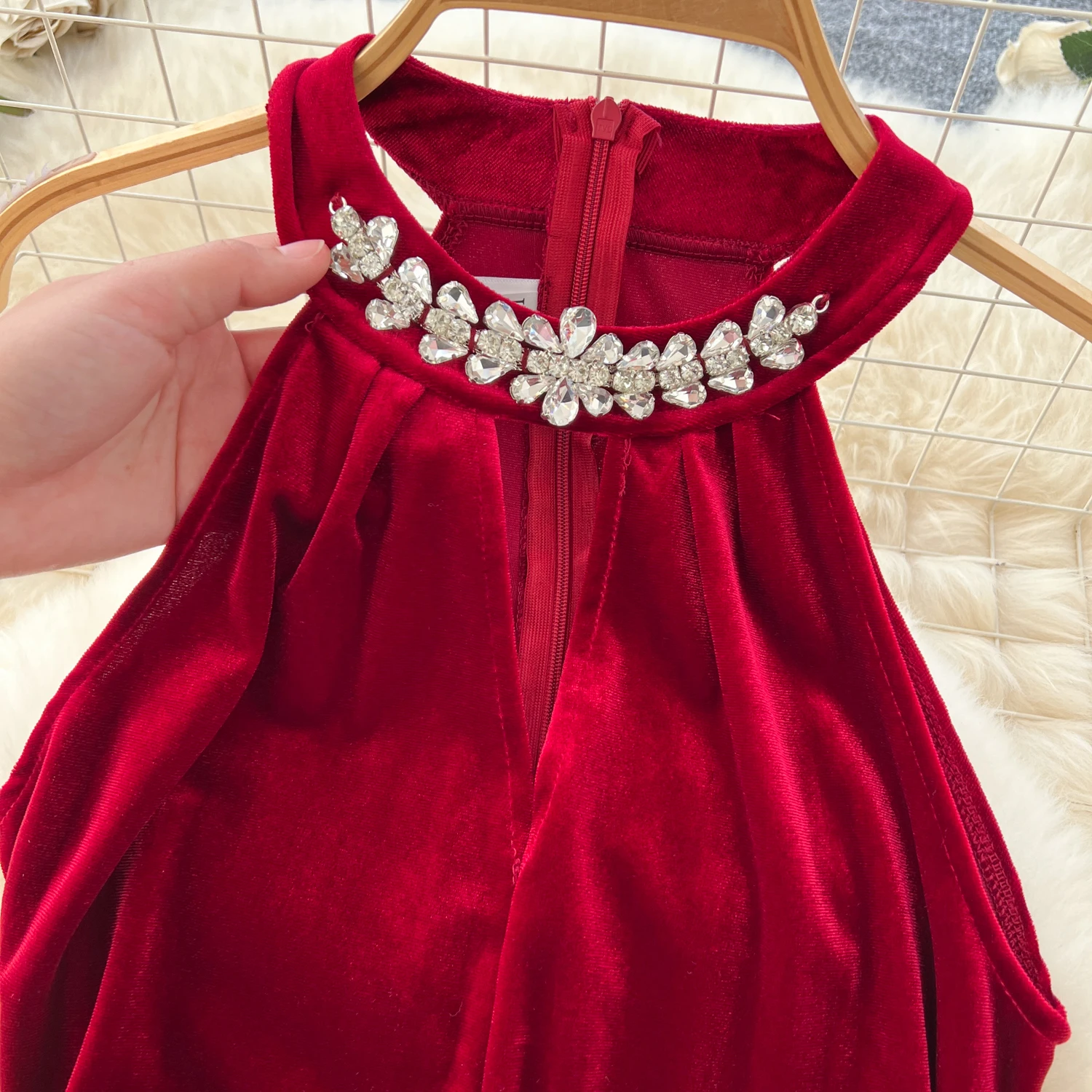 Женское платье без рукавов с лямкой на шее и стразами