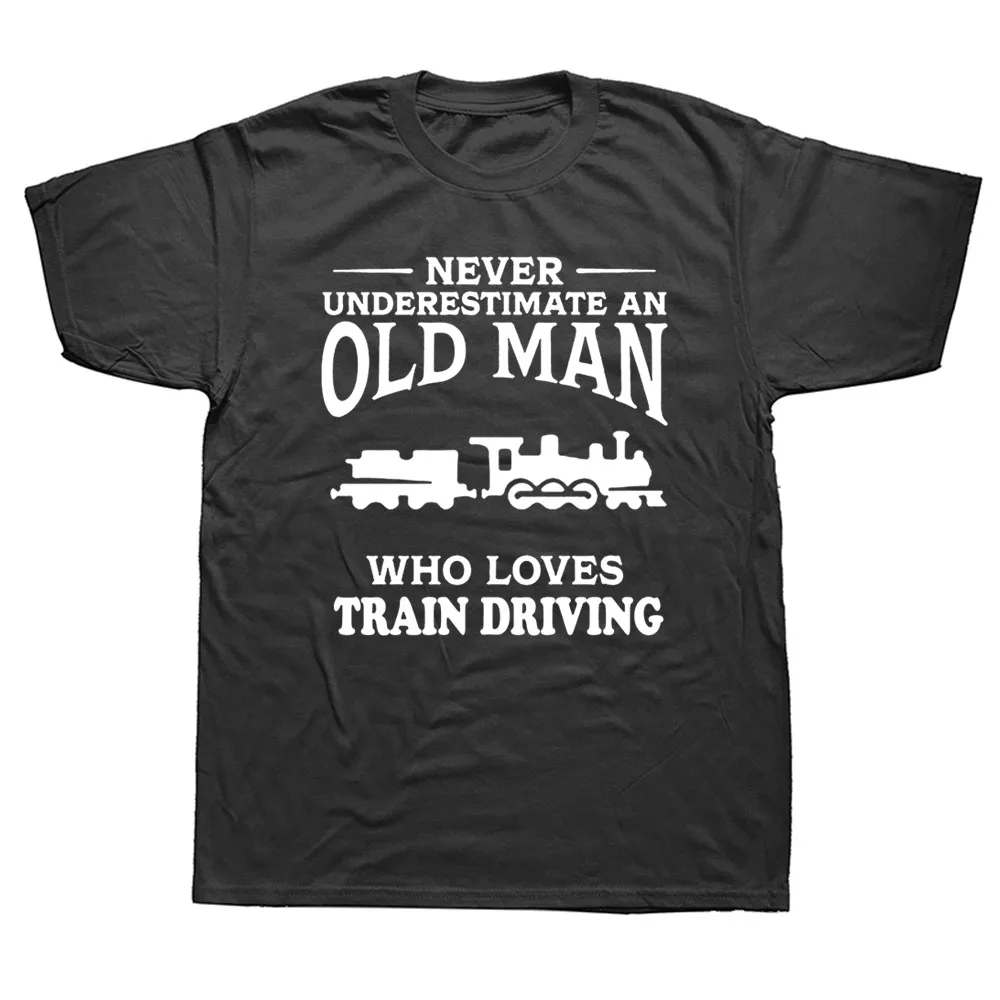 

Никогда не недооценивать пожилой человек любит железнодорожный поезд вождения футболка Графический подарок на день рождения короткий рук...