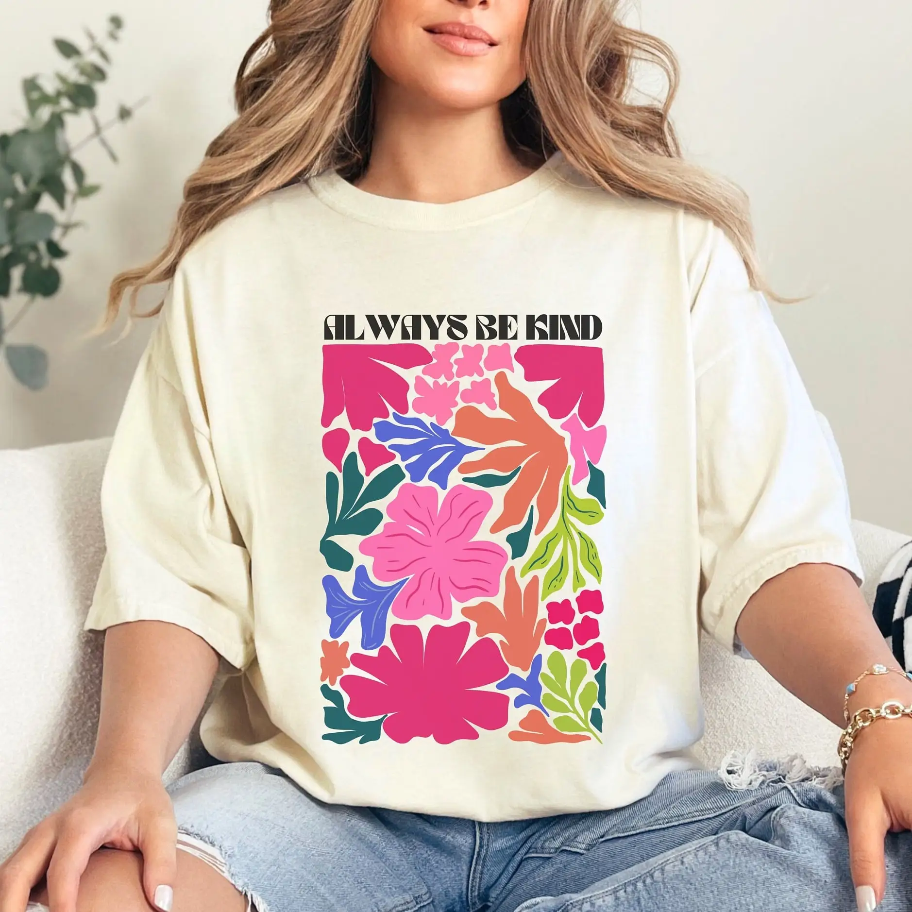 Удобная цветная футболка Be Kind Летняя Пляжная с абстрактными цветами