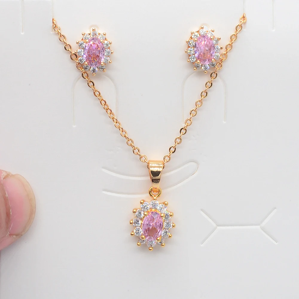 Модные женские серьги-гвоздики золотого цвета с красным кубическим цирконием