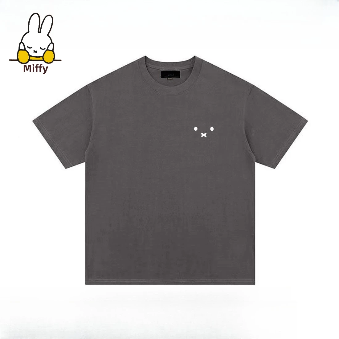 Фото Футболка Kawaii Miffy с принтом кролика Миффи, простой дизайн, короткий рукав, универсальный и расслабленный повседневный стиль для модных образов. №1
