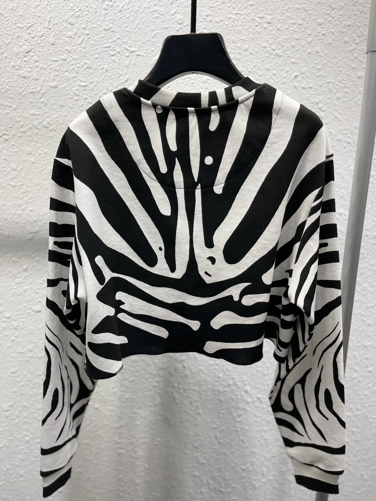 

23 logo hot drilling technology of the new zebra black and white striped sweater in spring and summer