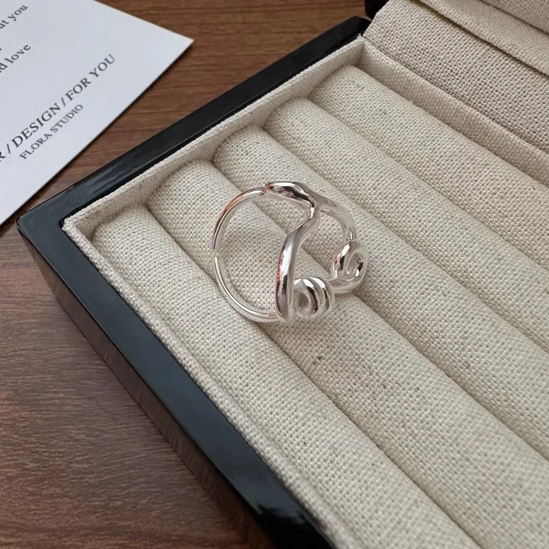 Женское кольцо в минималистическом стиле