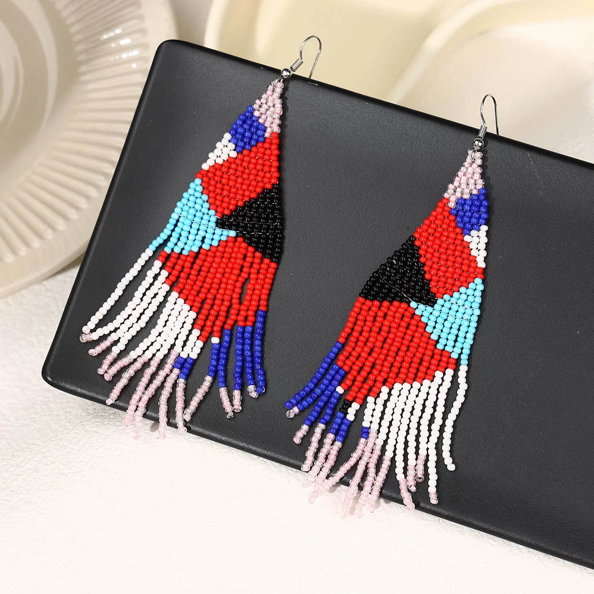 Серьги-кисточки геометрический дизайн оригинальное ручное вязание богемные