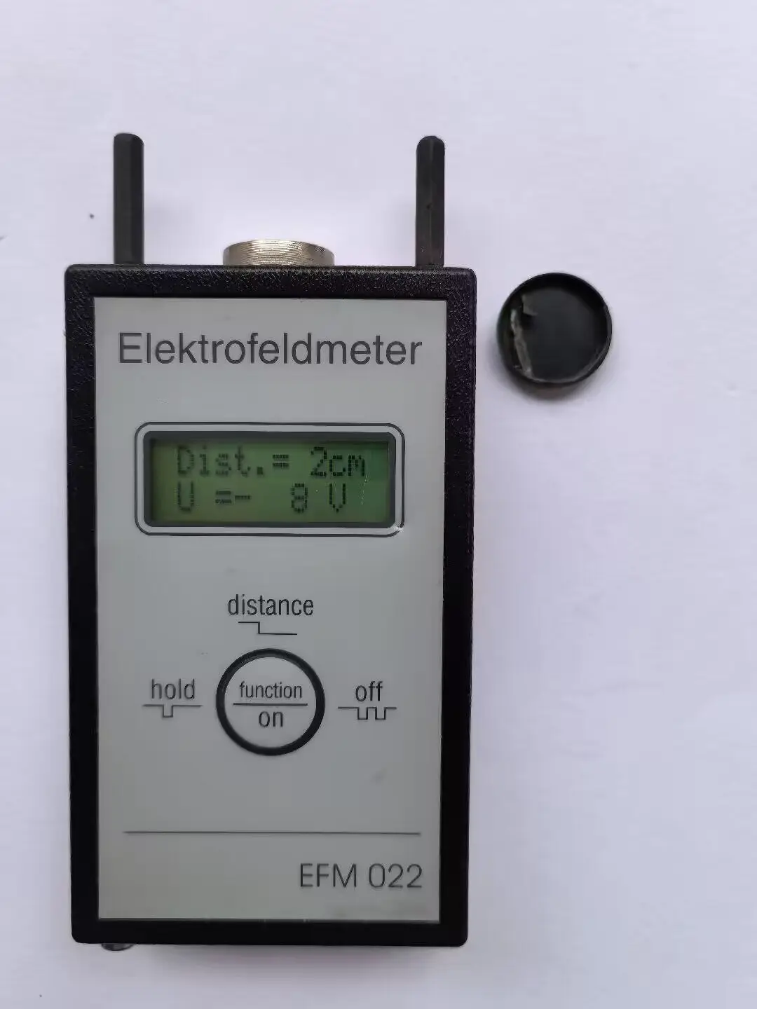 Фото Тестер электростатического поля EFM 022, точность измерения соответствует показаниям на изображении, в комплект не входит ни одно дополнительное устройство, и функциональность ограничена. №2