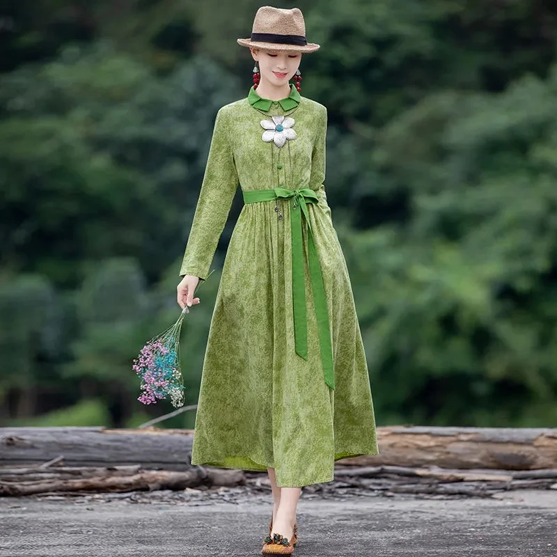 Большое женское зеленое платье весеннее приталенное в национальном ретро-стиле