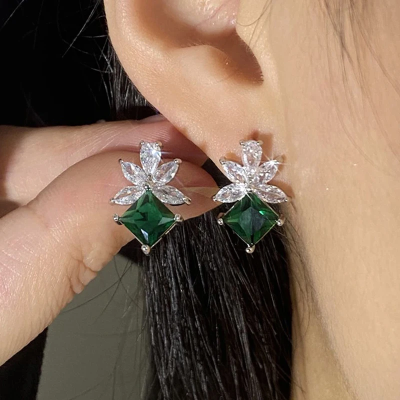 

Delicate Small Leaf Stud Earrings Women with Shiny Green Cubic Zirconia Simple Versatile Accessories for Girls Fashion Jewelry