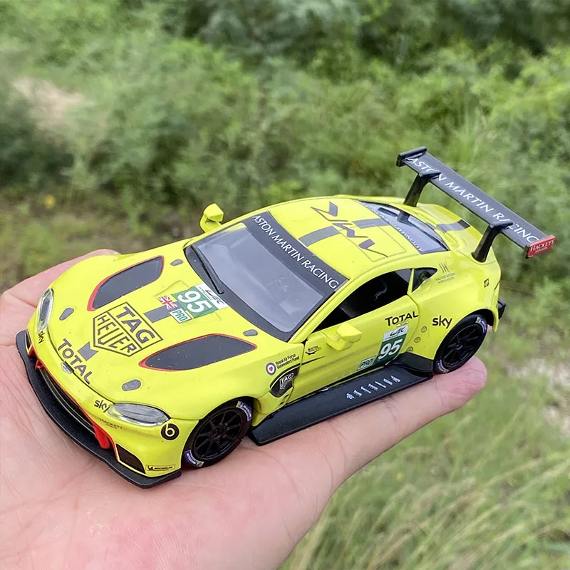 Коллекция 1/32 года Модель гоночного автомобиля Aston Martin в винтажном стиле GTE Le Mans
