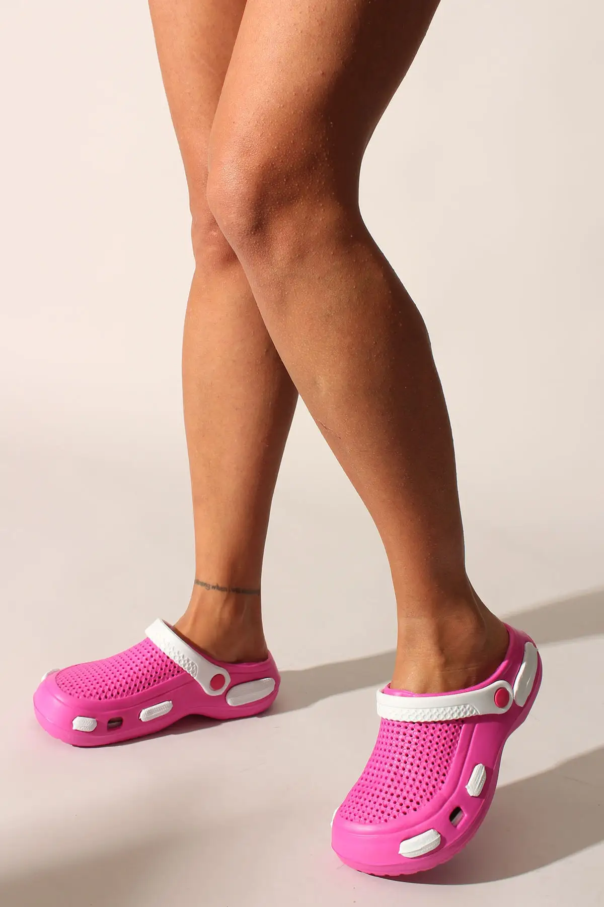 

Пурпурно-белые женские тапочки crocs