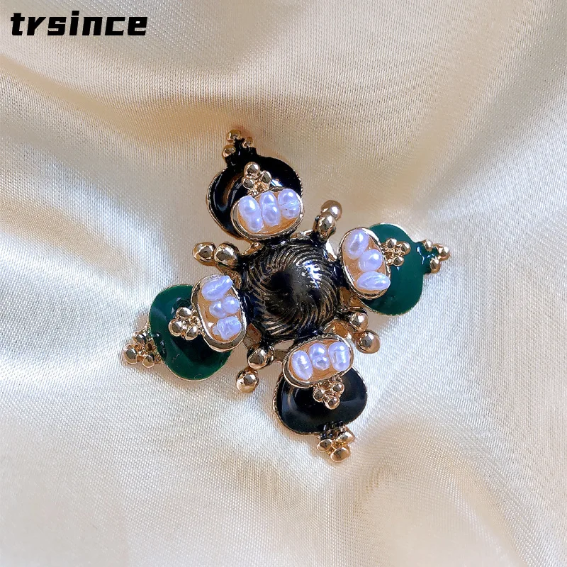 

Vintage Baroque Cross Freshwater Pearl Brooch Coat Suit Corsage Pin Atmospheric Clothing Accessories Jewelry for Women Men