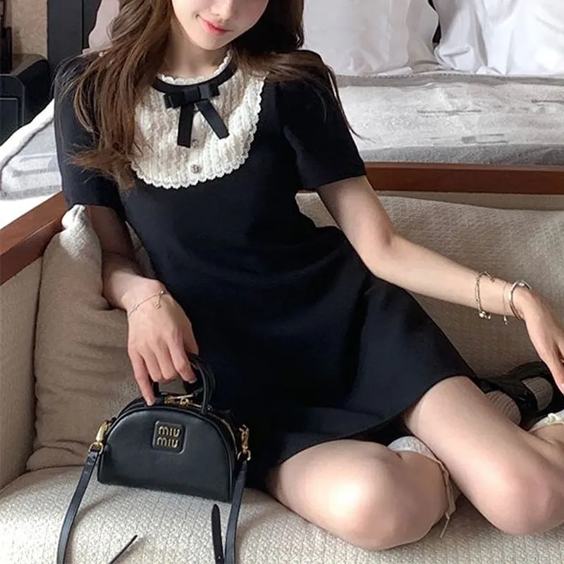 Женское мини-платье с коротким рукавом и круглым вырезом