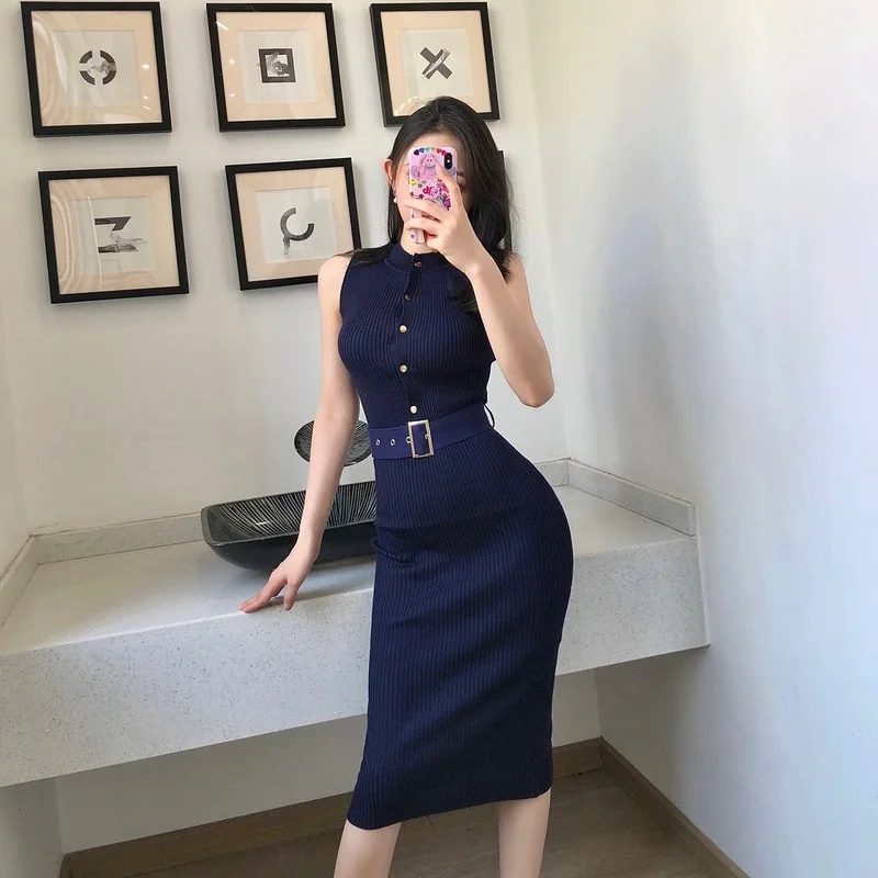 Женское трикотажное облегающее платье-мини без рукавов с разрезом