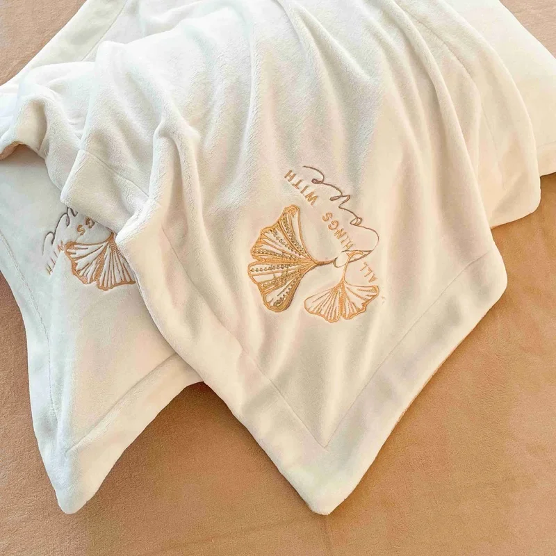 Набор теплого пододеяльника с вышивкой в виде листьев молочного бархата