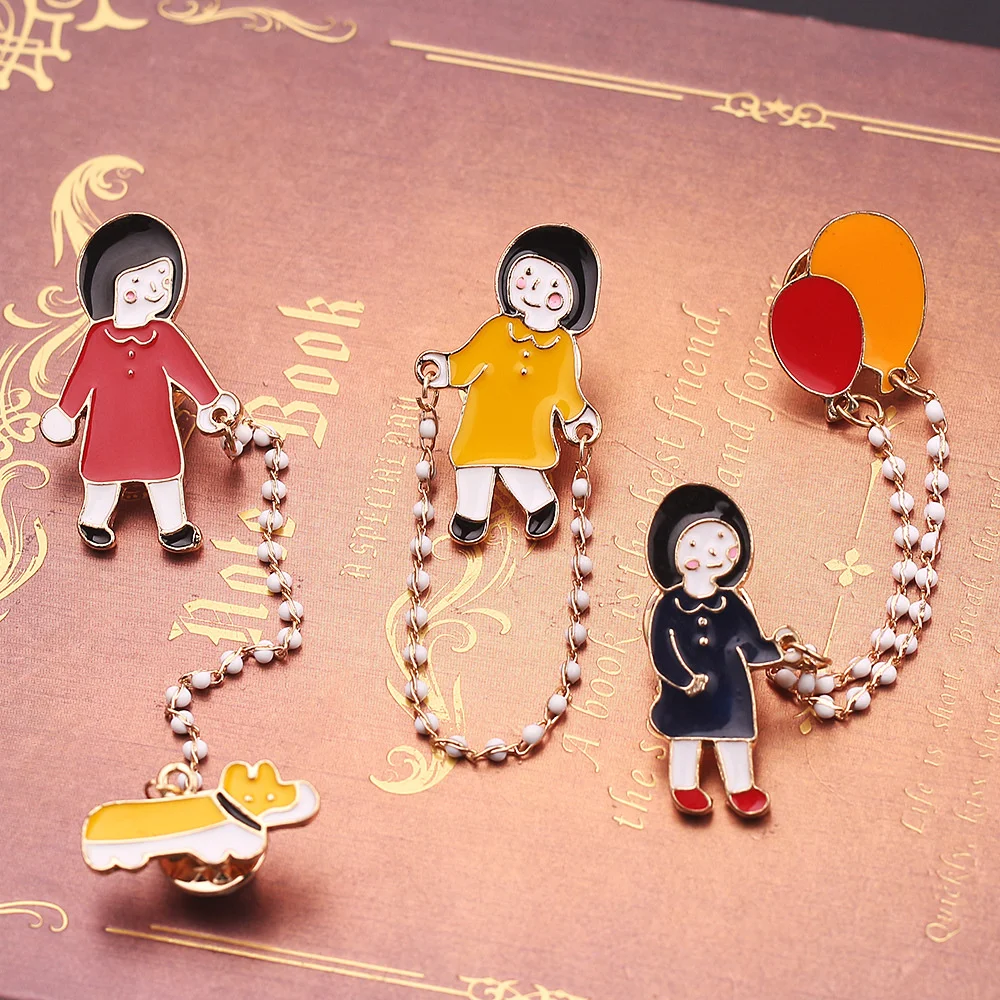 Симпатичная маленькая девочка прогулка собака скакалка набалдахивающая шары