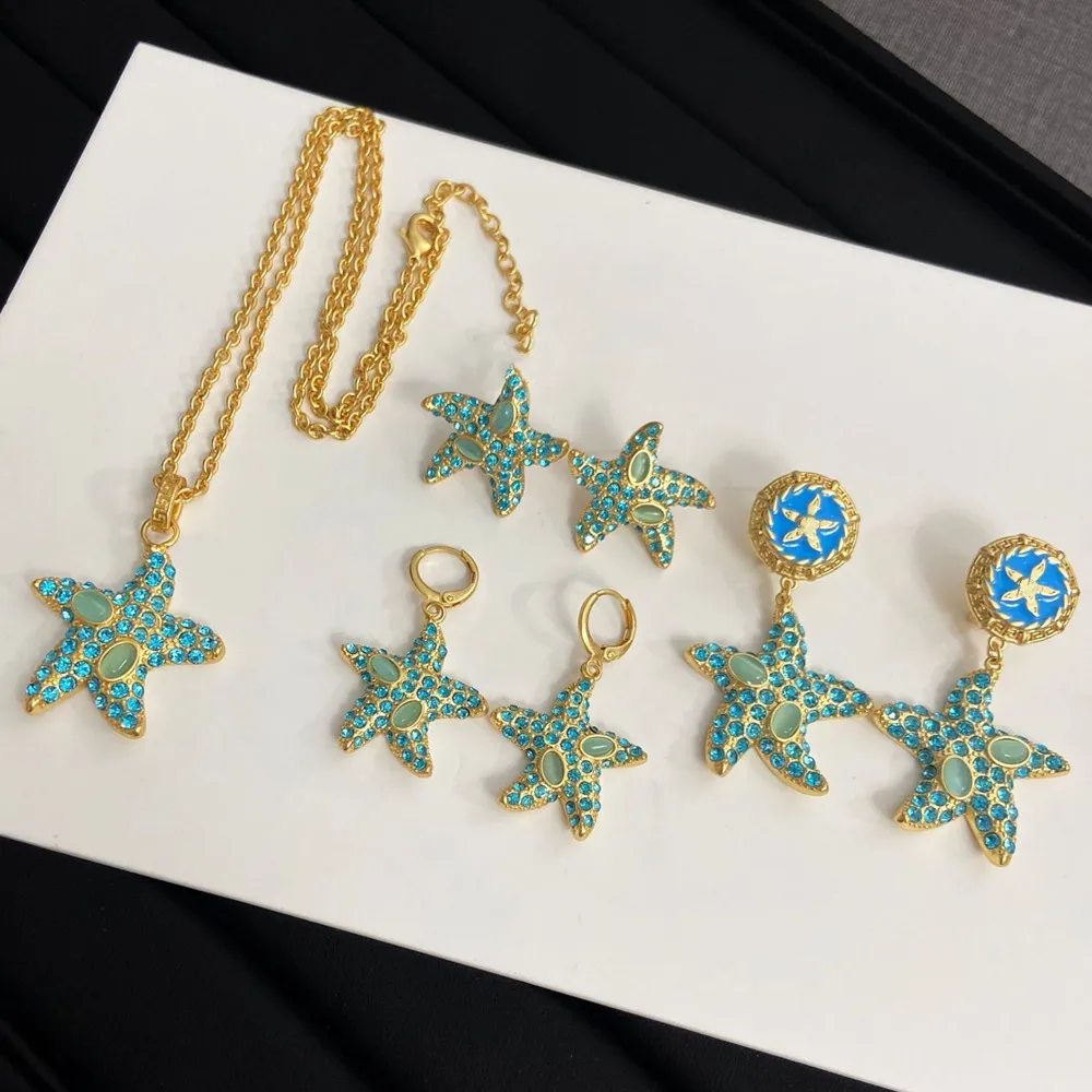 

Женский ювелирный комплект из колье и серёг, под золото 18 К