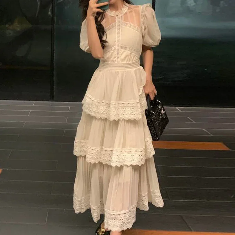 Винтажное кружевное женское платье облегающее с пышными рукавами и оборками