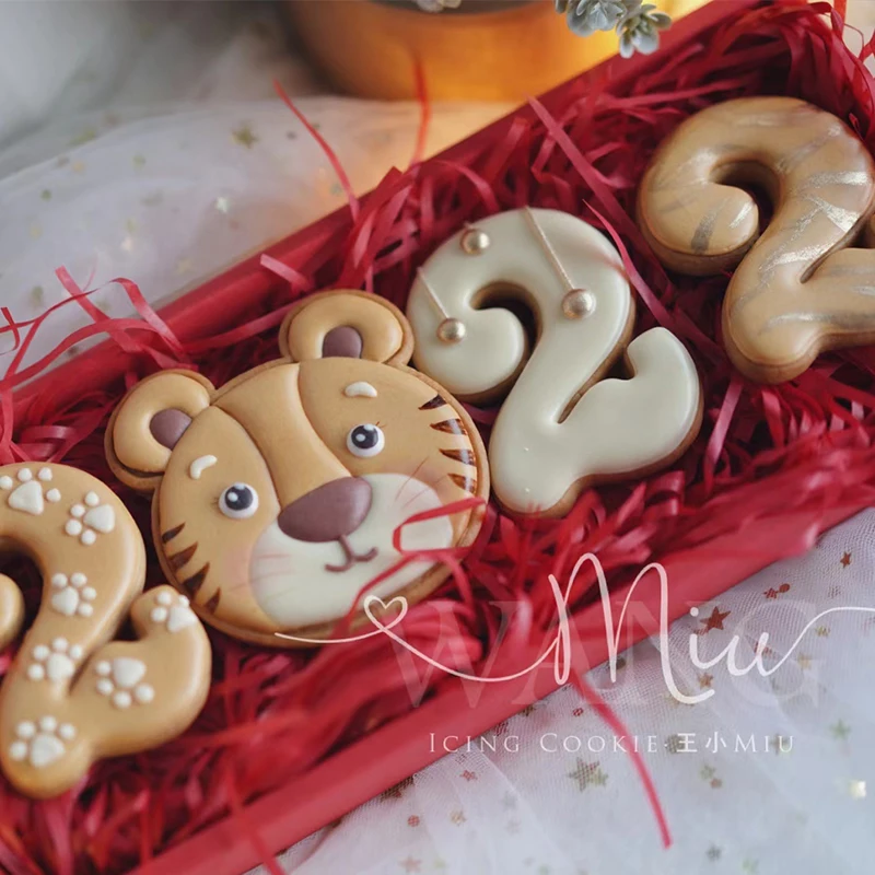 

2022 Numbers Tiger Shaped Biscuit Cutter Mold DIY Plastic Fondant Pastry Cookie Moulds Kitchen Baking Tools