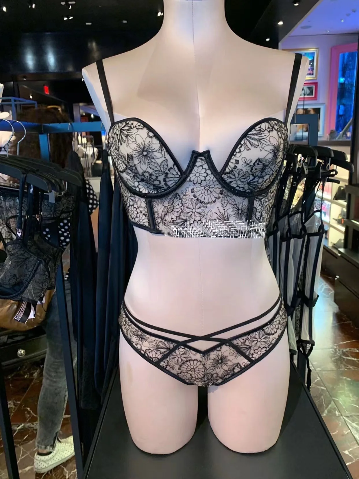 

Summer 2022 New Womens solid color Mesh Hot Erotic Lingerie Set Sexy Sheer Bralette Female Lace Bra Panty Transparent Underwear