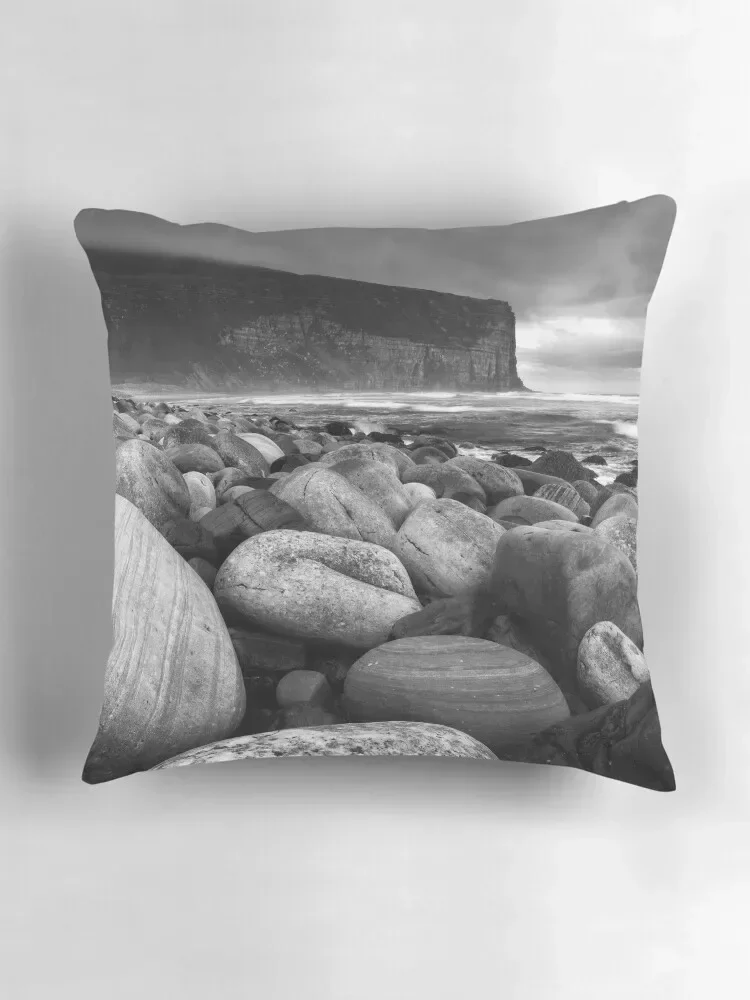 Rackwick Boulder Beach Mono Hoy Orkney Scotland Пледы Подушки Наволочки Чехлы для диванов Подушка в