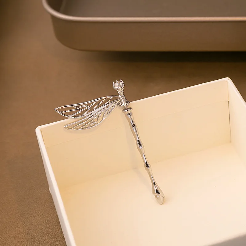 

Женские серьги в виде стрекозы, серебристого цвета