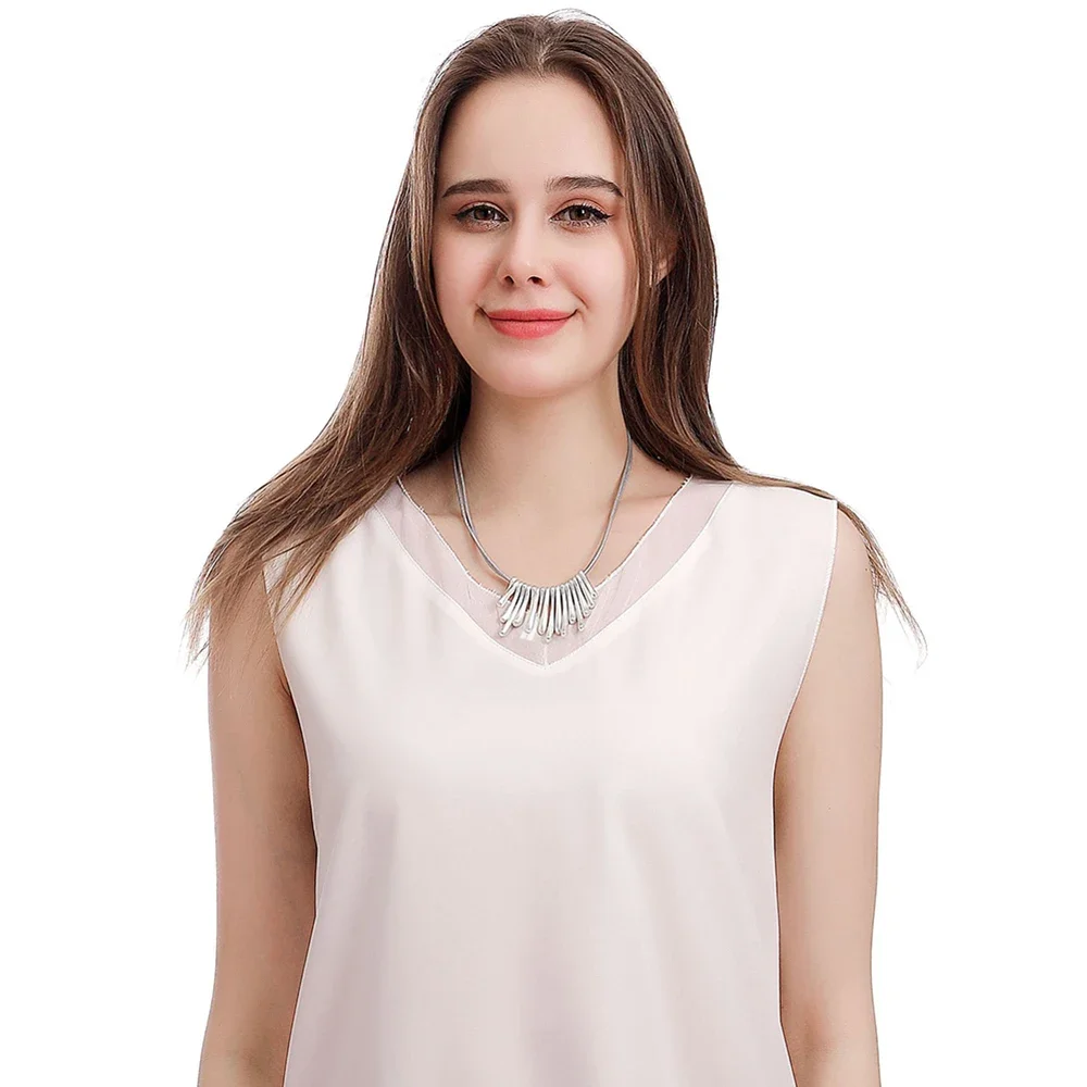 Женское ожерелье серебряного цвета