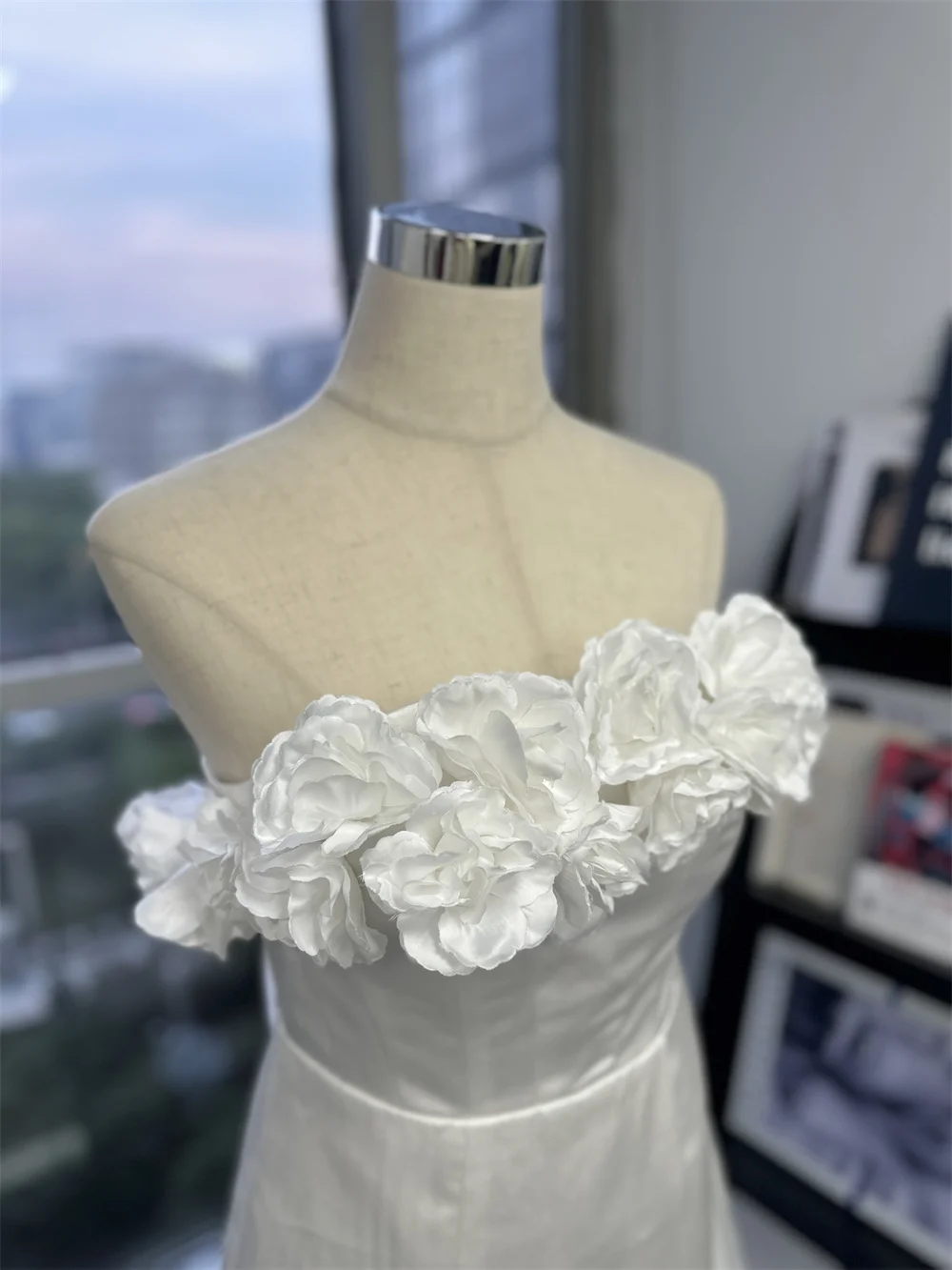 Короткие Свадебные Платья-мини с открытыми плечами и цветочным вырезом