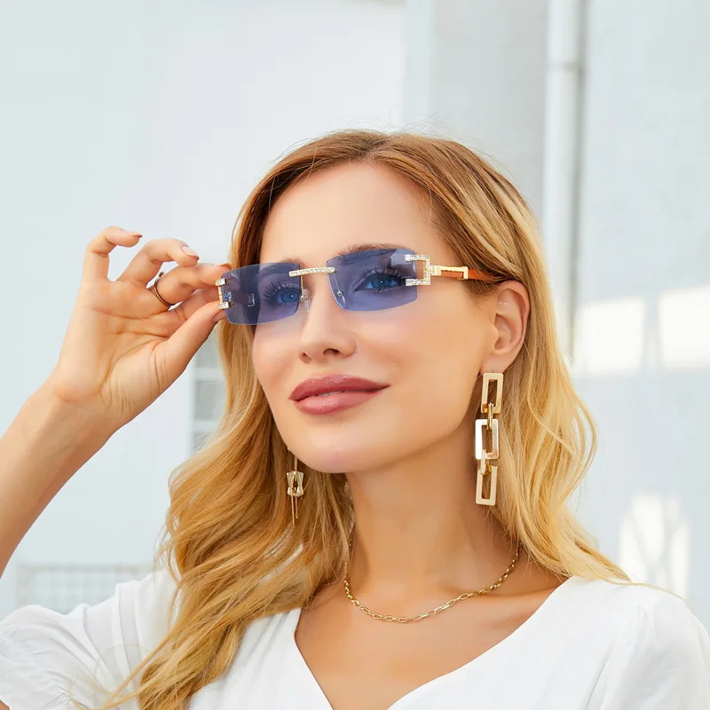 

Новинка 2022, солнцезащитные очки в стиле ретро с имитацией деревянных дужек, женские модные солнцезащитные очки без оправы с бриллиантами, м...
