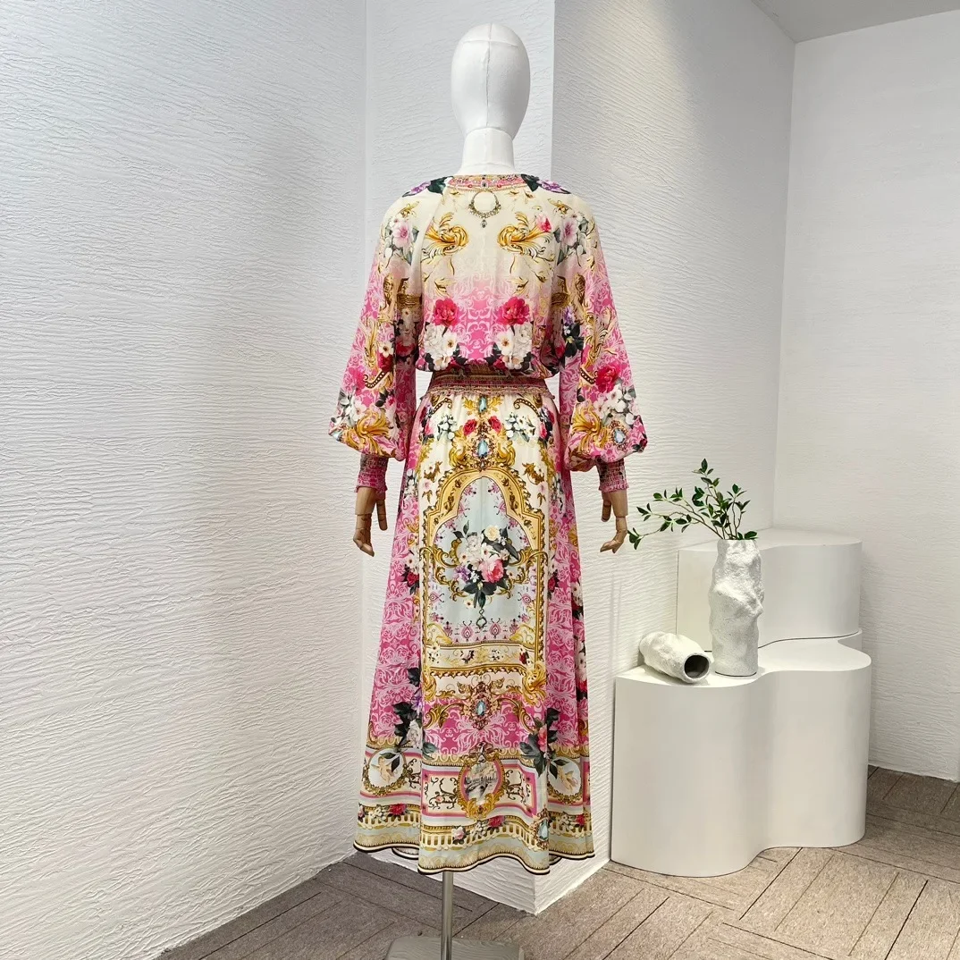 Женское платье с цветочным принтом розовое средней длины V-образным вырезом и