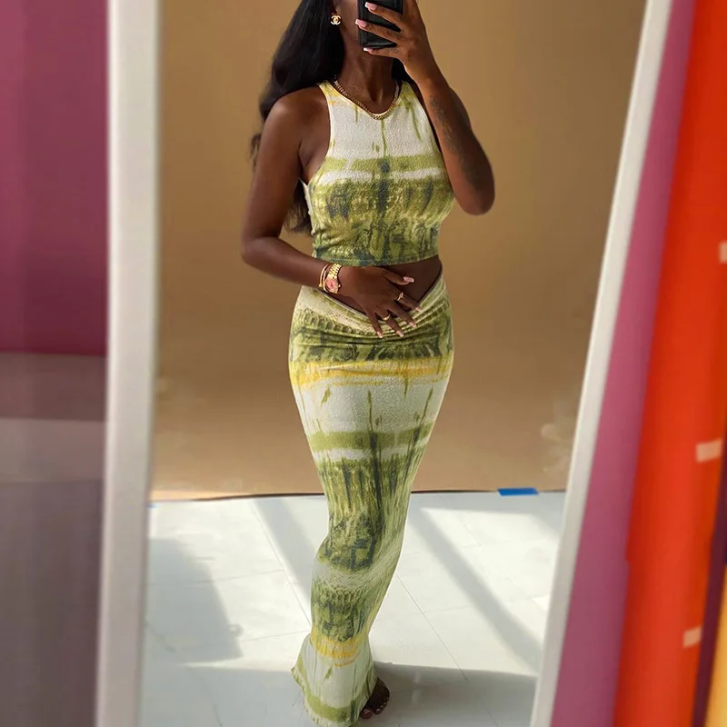 

Блузка-топ с принтом и юбка макси с высокой талией