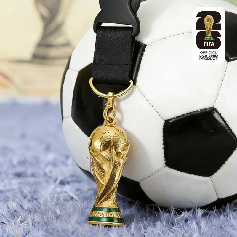 Фото Официальный лицензионный шнурок-подвеска FIFA 2026 Чемпионат мира по футболу (США, Канада, Мексика) с черным трофеем для футбольных фанатов №4