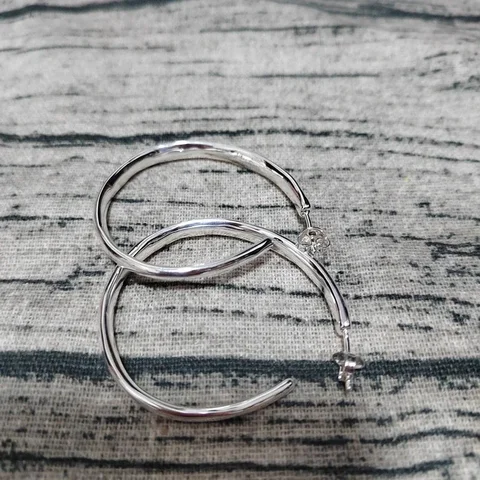 Серебряные круглые серьги-гвоздики с цирконами